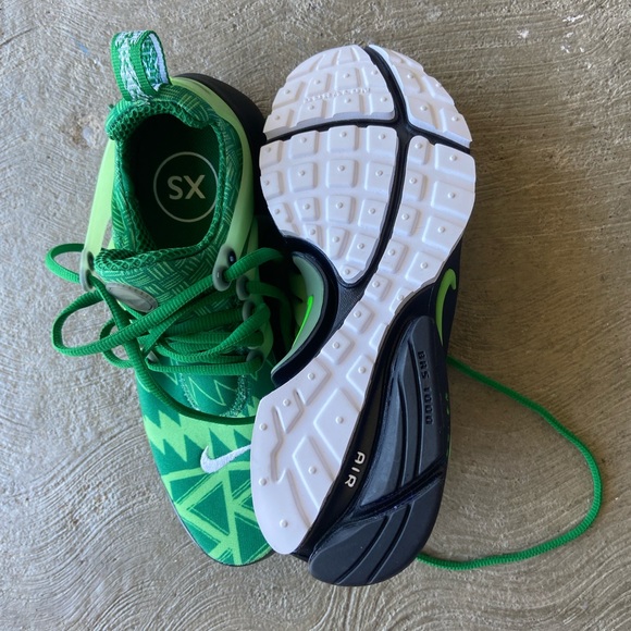 NIKE runners size 4-8 slip on runners - Picture 3 of 6